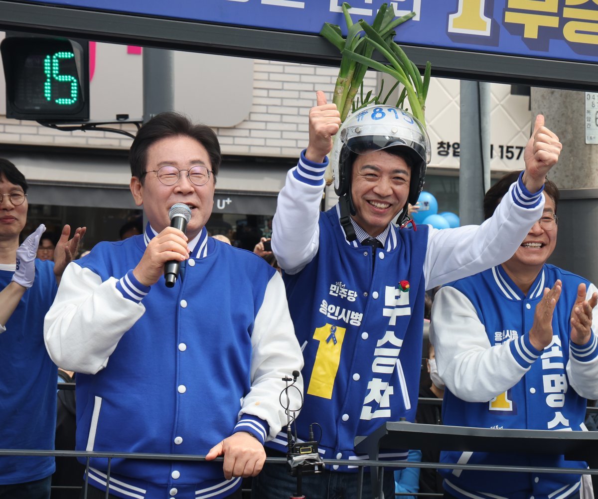 이재명 더불어민주당 대표가 6일 경기 용인 수지구 펑덕천사거리 일대에서 대파 헬멧을 쓴 부승찬 용인시병 후보 지지유세를 하고 있다. 2024.4.6/뉴스1