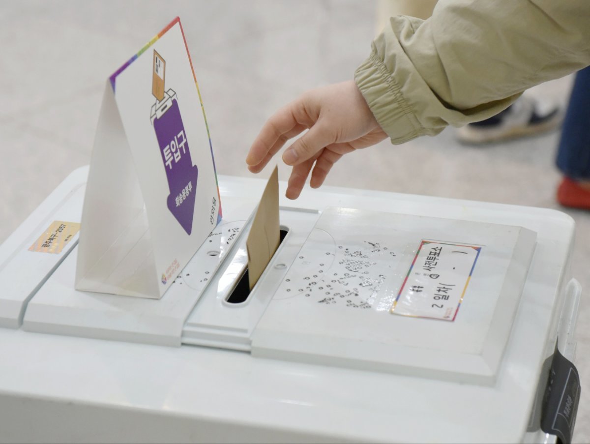 22대 국회의원 선거 사전 투표 둘째 날인 6일 오후 광주 북구 용봉동 사전투표소에서 한 유권자가 투표를 하고 있다.2024.4.6/뉴스1
