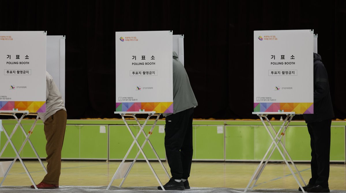제22대 국회의원 선거 사전 투표 둘째 날인 6일 오후 전남 나주 남평초등학교 사전투표소에서 유권자들이 신중하게 투표하고 있다. 2024.4.6/뉴스1 ⓒ News1 김태성 기자(사진은 기사 내용과 무관함)