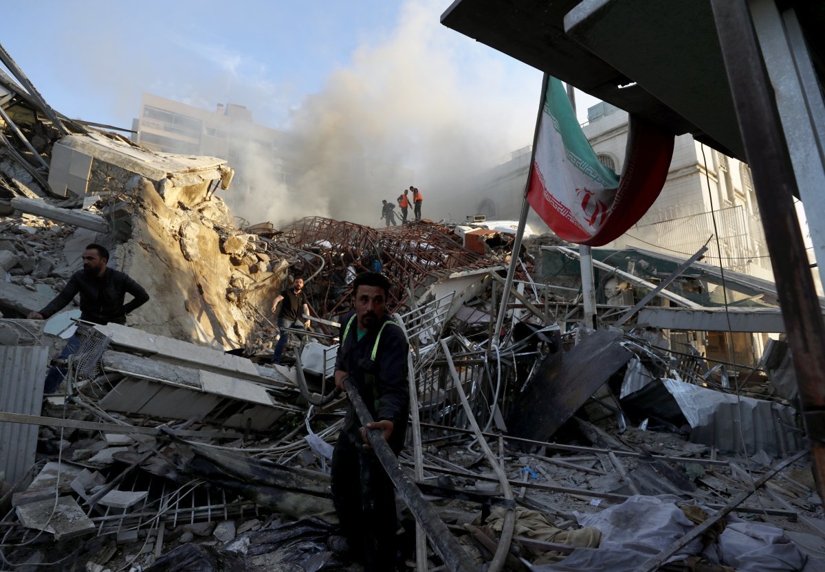 이스라엘 공격으로 파괴된 시리아 다마스쿠스의 이란 영사관. 훼손된 이란 국기도 보인다.  이번 공격으로 이란 혁명수비대 모하마드 레자 자헤디 준장 등 최소 13명이 사망했다. 다마스쿠스=AP 뉴시스