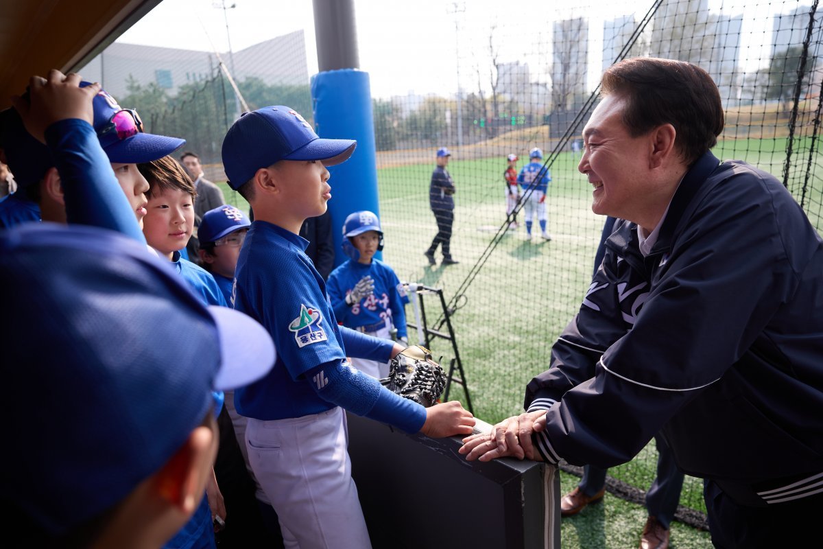 윤석열 대통령이 6일 오후 용산어린이정원을 깜짝 방문해 초등학교 야구단을 격려하고 있다. 2024.4.6 대통령실 제공