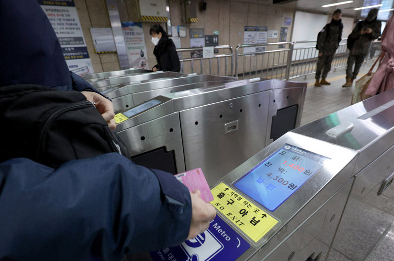 9일 오전 서울 중구 서울역에서 지하철을 이용하려는 시민이 개찰구에 교통카드를 찍고 있다. 2024.1.9 뉴스1