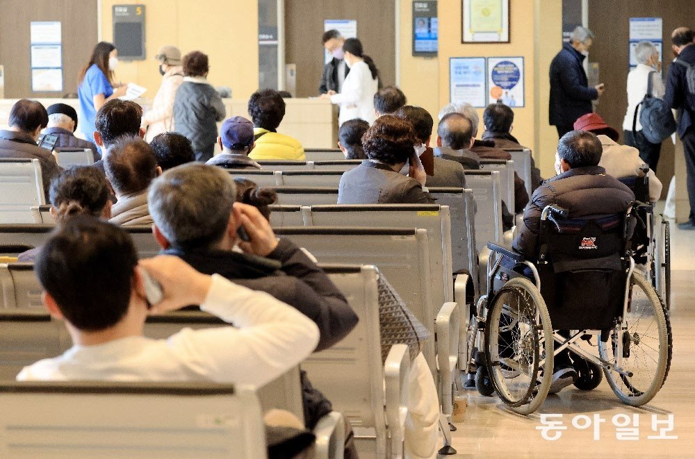 13일 오후 서울시내의 한 대학병원에서 진료를 받기 위해 환자들이 기다리고 있다.(기사와 직접 관련없는 자료사진) 전영한 기자 scoopjyh@donga.com