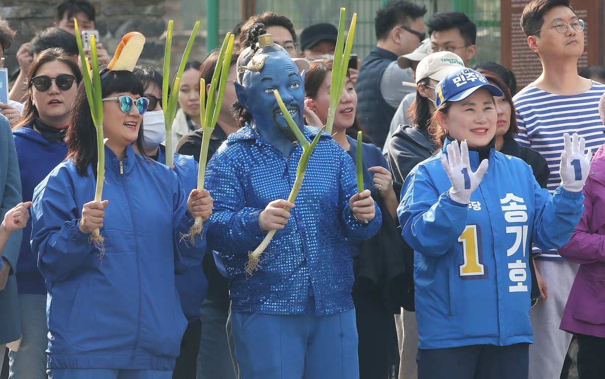 7일 오후 서울 송파구 석촌동주민센터 앞에서 열린 더불어민주당 이재명 대표의 송기호 서울 송파을 후보 지원 유세에서 지지자들이 대파를 들고 웃고 있다. 뉴스1