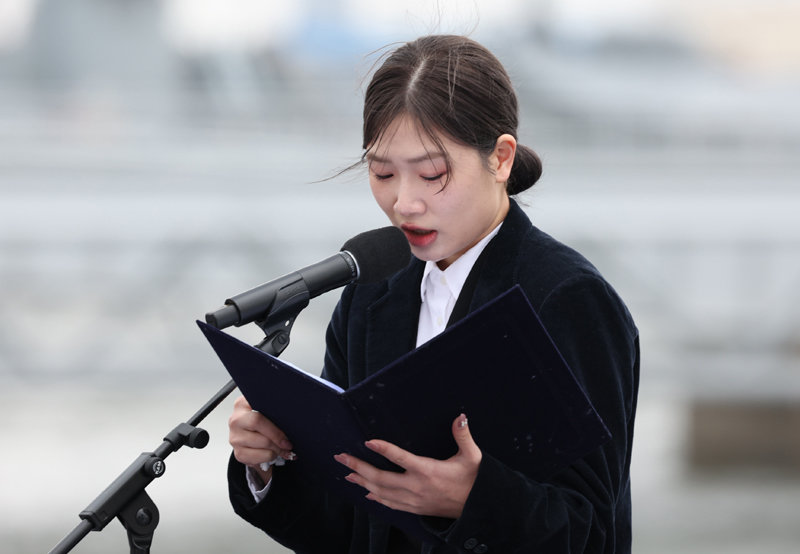 천안함 피격으로 세상을 떠난 고 김태석 원사의 딸 김해봄 씨가 지난달 22일 제9회 ‘서해 수호의 날’ 기념식에서 아버지에게 쓴 편지를 낭독하고 있다. 대통령실통신사진기자단