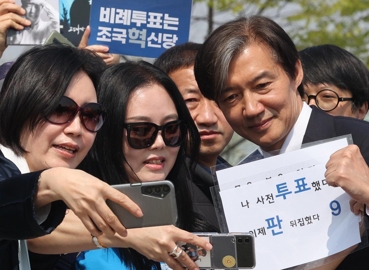 조국혁신당 조국 대표가 7일 서울 여의도 한강시민공원에서 시민들과 만나 사진을 찍고 있다. 뉴스1