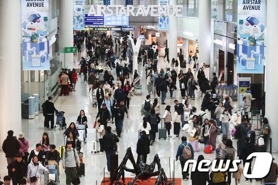 인천국제공항 제1터미널 면세구역이 여행객들로 붐비고 있다. 2024.2.12 뉴스1