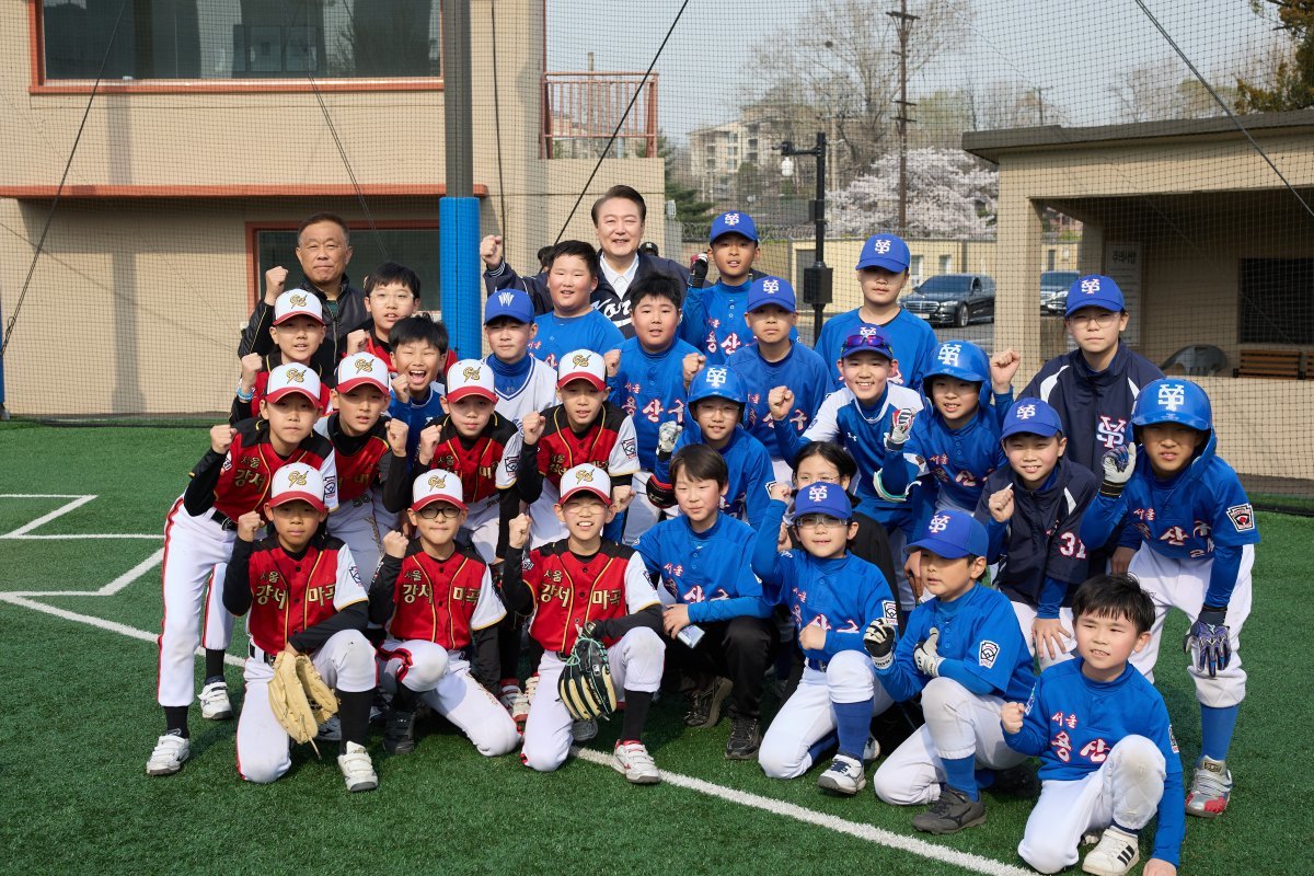 윤석열 대통령이 6일 오후 용산어린이정원을 깜짝 방문해 초등학생들 리틀야구 시합을 참관한 뒤 기념 촬영하고 있다. (대통령실 제공) 2024.4.6