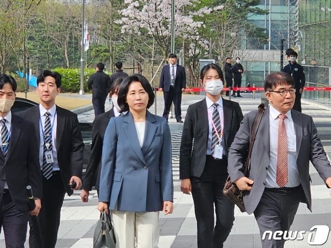 지난 2021년 대선 후보 경선 과정에서 더불어민주당 인사에게 식사를 제공한(공직선거법 위반) 혐의로 기소된 이재명 대표의 배우자 김혜경 씨가 8일 오전 경기 수원시 하동 수원지법에서 열리는 2차 재판에 출석하기 위해 법원 내부로 이동하고 있다. 2024.4.8/뉴스1