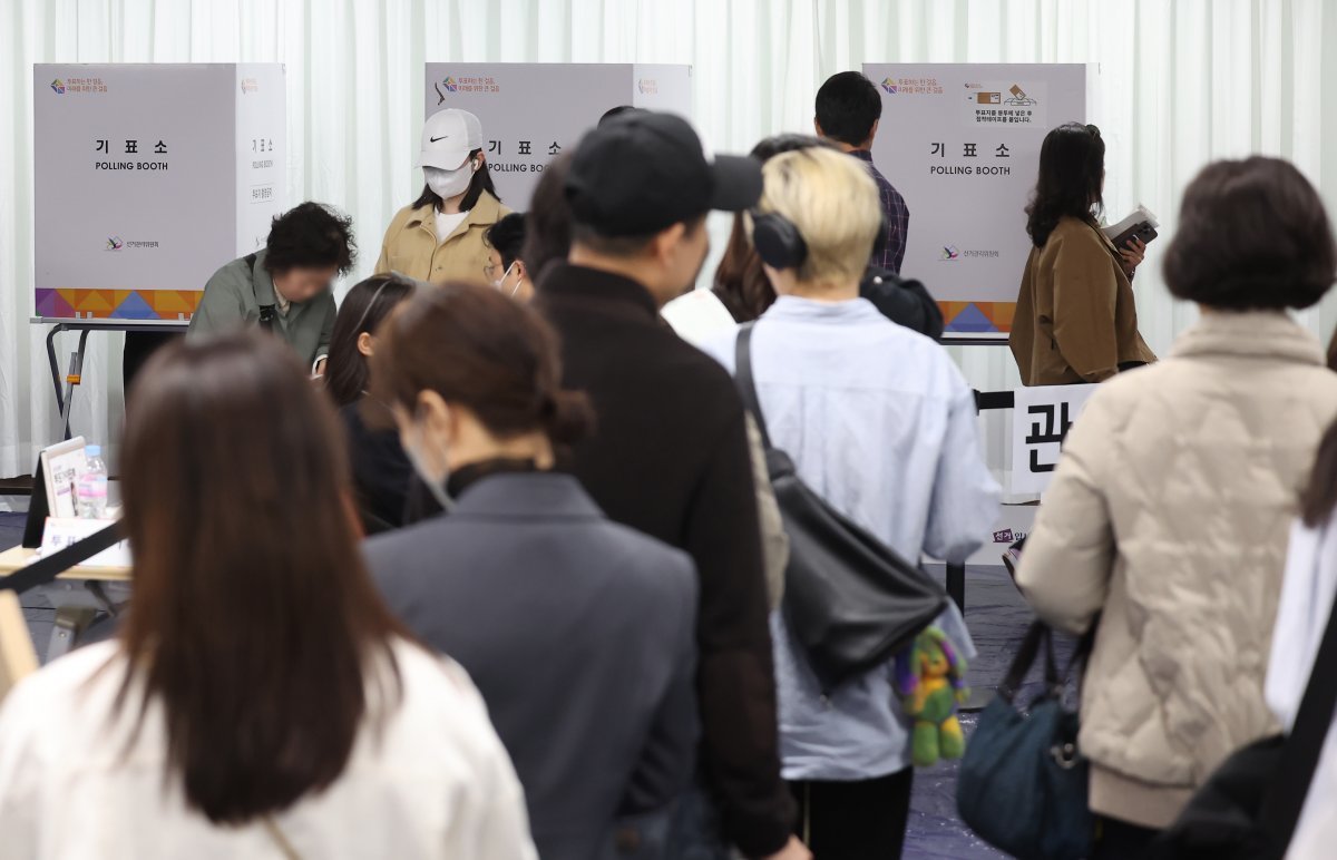 제22대 국회의원 총선거 사전투표 둘째날이자 마지막 날인 6일 오후 서울 송파구 잠실2동주민센터에 마련된 사전투표소에서 유권자들이 투표를 하기 위해 기다리고 있다. 2024.4.6/뉴스1