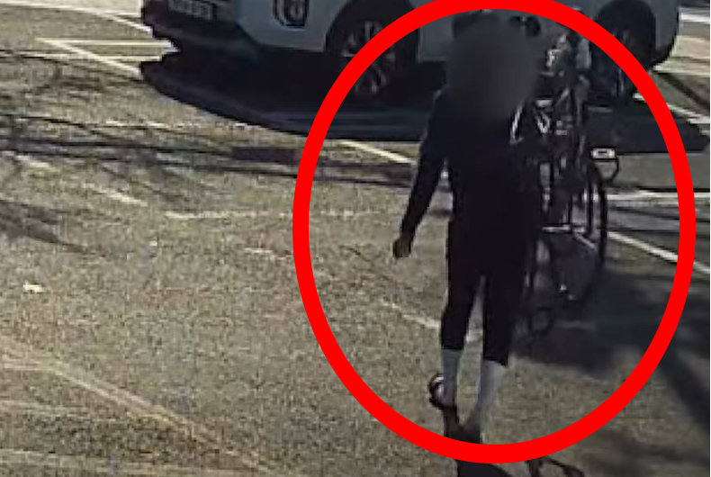 체인으로 연결된 두 개의 자전거를 들고 가는 A 씨. 경찰청 유튜브 캡처