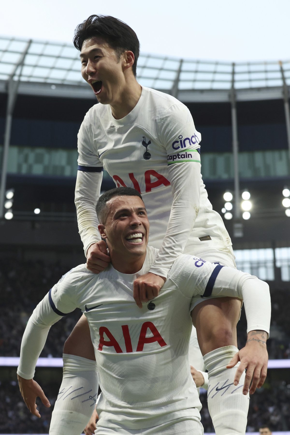 Tottenham's Son Heung-min (above) is happy while riding on the shoulders of Pedro Foro, who scored the team's third goal in the 13th minute of the English Premier League game against Nottingham on the 8th. London = AP Newsis
