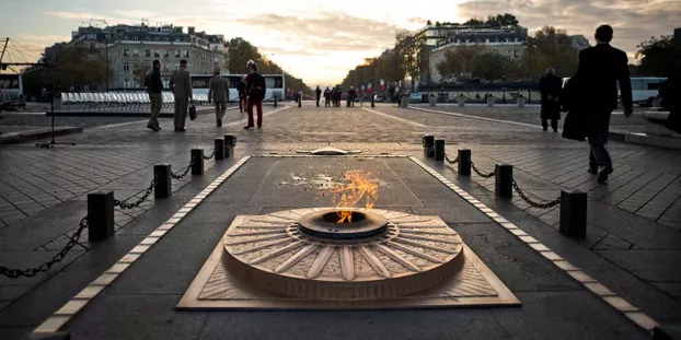 프랑스 파리의 개선문 아래 설치된 무명용사를 추모하는 꺼지지 않는 불꽃. 사진 출처 EUROPE1 홈페이지