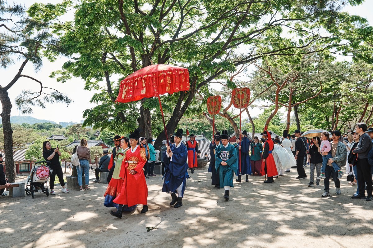 지난해 봄 궁중문화축전에서 진행된 관객 참여형 관람 프로그램 ‘시간여행 영조, 홍화문을 열다’에서 왕실 사람들로 분장한 배우들이 행렬을 지어 걸어가고 있다. 문화재청 제공