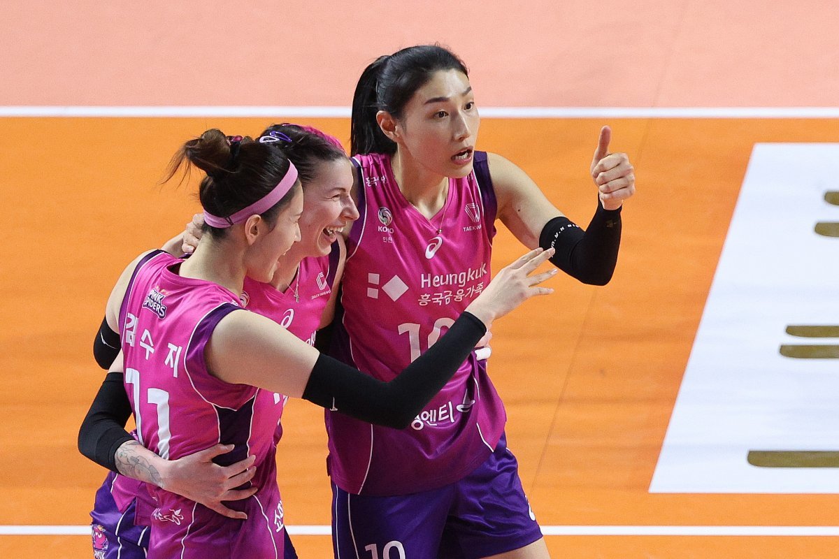 Heungkuk Life Insurance's Kim Yeon-kyung gives a thumbs up after scoring in the professional volleyball '2023-2024 Dodram V League' women's match between Heungkuk Life Insurance and Cheong Kwan-Jang held at Samsan World Gymnasium in Incheon on the afternoon of the 26th. 2024.3.26/News 1