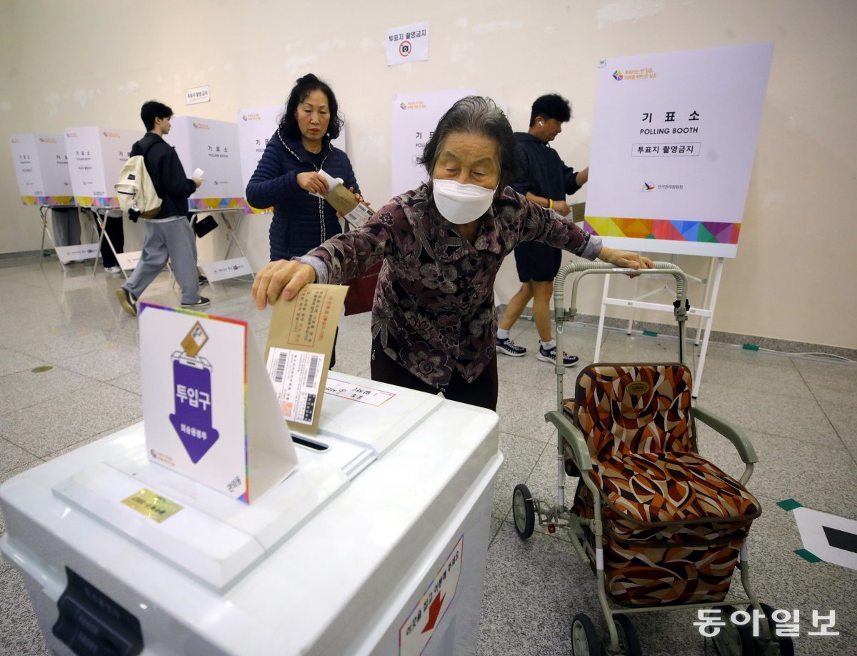 5일 광주 북구 전남대 컨벤션홀에 설치된 사전투표소에서 시민들이 투표에 참여하고 있다. 광주=박영철 기자/skyblue@donga.com