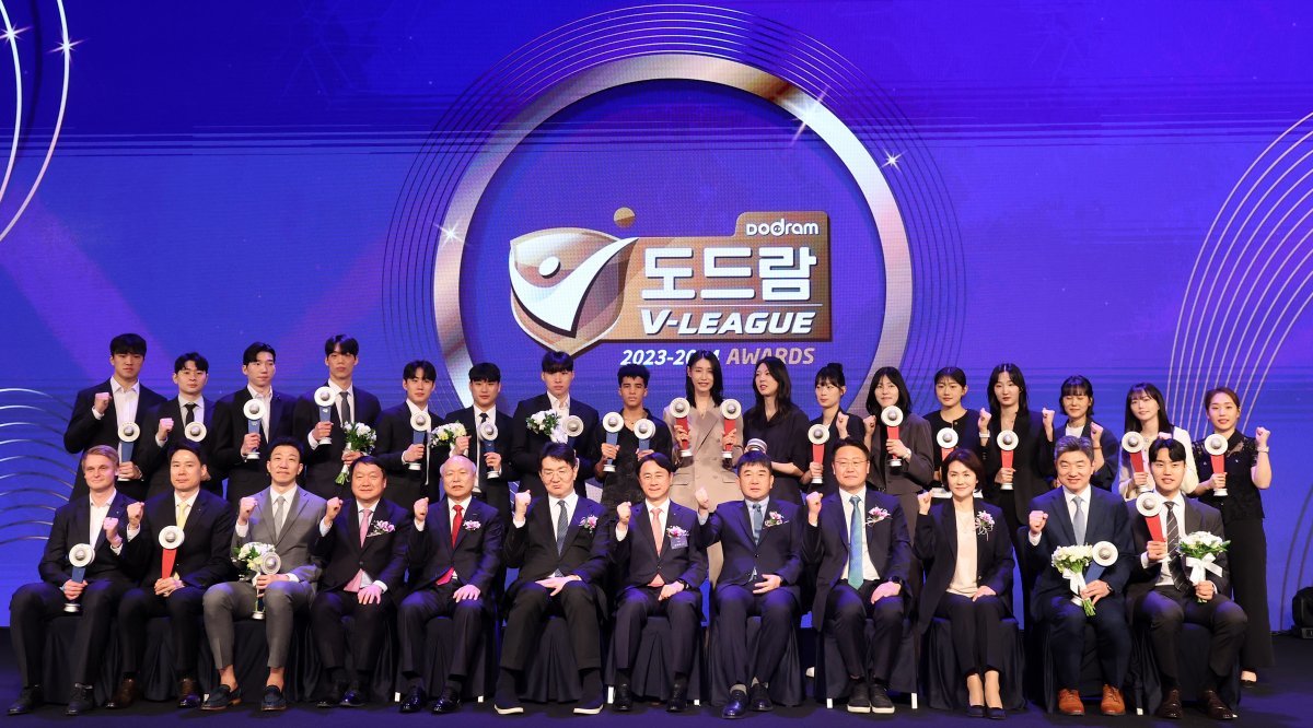 At the 'Dodram 2023-2024 V-League Awards Ceremony' held at the Seoul Grand Ballroom of The K Hotel in Seocho-gu, Seoul on the afternoon of the 8th, guests including Korea Volleyball Federation (KOVO) President Cho Won-tae and winners of each category, including women's MVP Kim Yeon-kyung, are taking commemorative photos. 2024.4.8/News 1