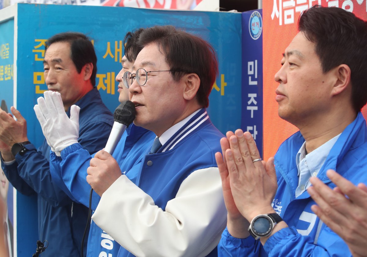 이재명 더불어민주당 대표가 8일 오후 서울 서대문구 홍제역 인근에서 김동아 서울 서대문갑 후보, 김영호 서울 서대문을 후보의 지지를 호소하고 있다. 2024.4.8/뉴스1