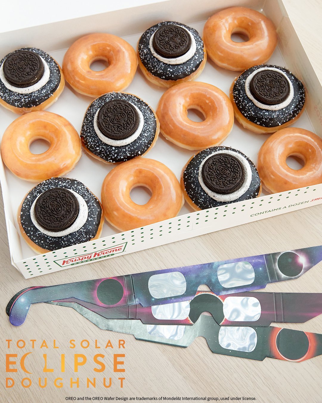 크리스피크림은 오레오사와 협업해 한정판 ‘개기일식 도넛’을 출시했다. 개기일식 관측용 안경도 함께 판매한다. 사진 출처 크리스피크림 X(구 트위터)
