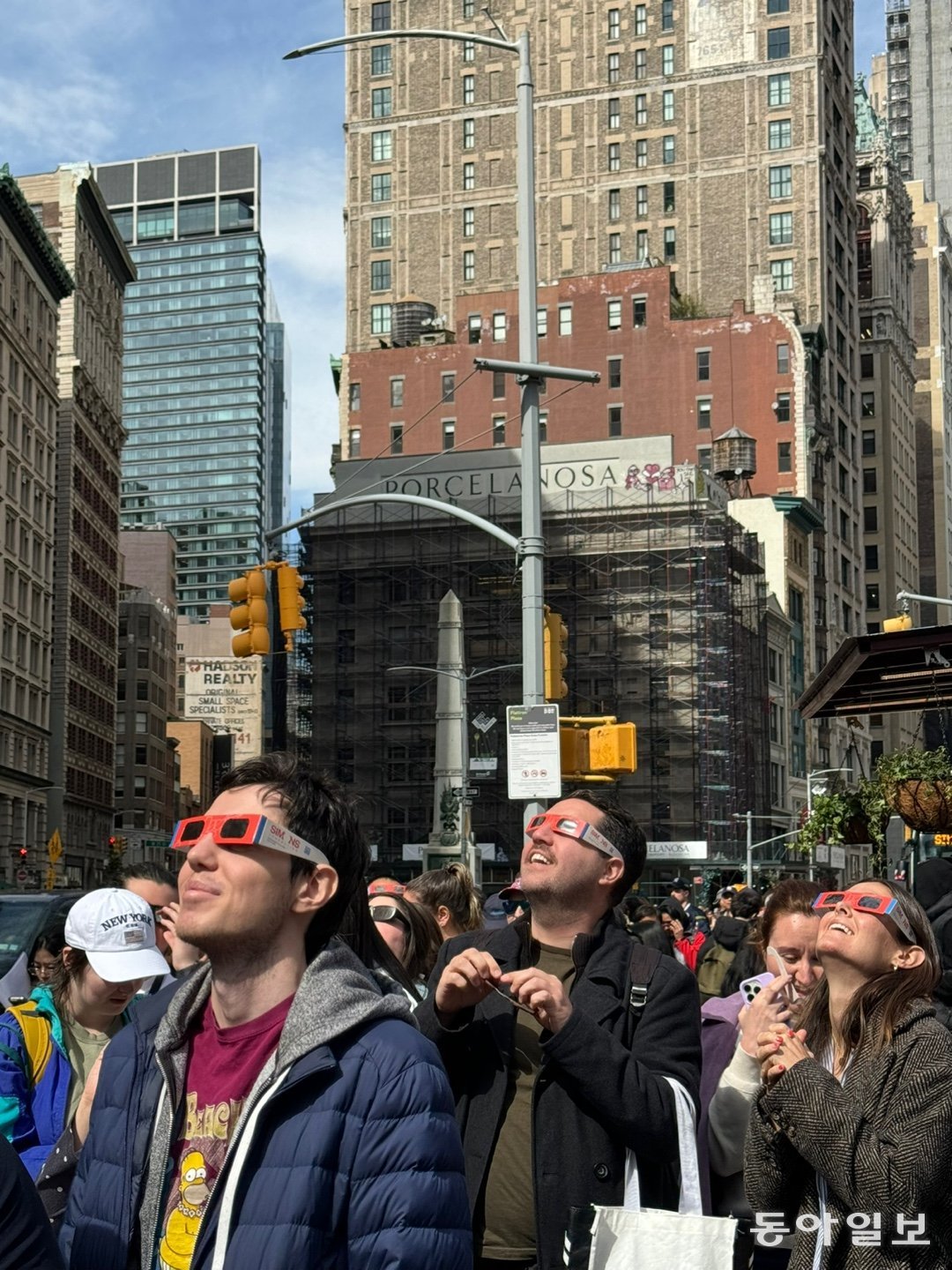 8일(현지시간) 오후 미 뉴욕 맨해튼 플랫아이언 노스플라자에서 시민들이  모여 개기일식을 지켜보고 있다. 뉴욕시에서는 달이 태양을 약 90% 가리는 부분 일식이 관측됐다. 뉴욕=김현수 특파원 kimhs@donga.com