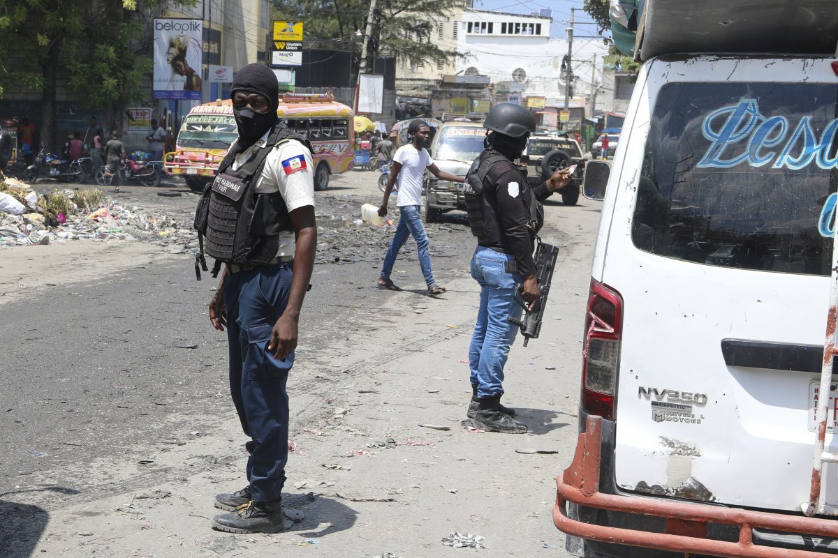 [포르토프랭스=AP/뉴시스] 8일(현지시각) 아이티 포르토프랭스에서 갱단 폭동이 일어난 가운데 아이티 무장 경찰이 교차로 주변을 순찰하고 있다. 2024.04.09.