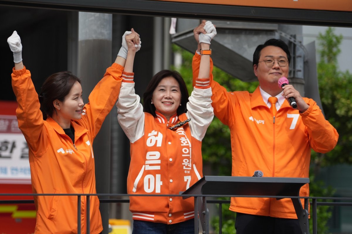 허은아 영등포갑 후보가 서울 영등포구 영등포소방서 앞에서 지지를 호소하고 있다. 개혁신당 제공