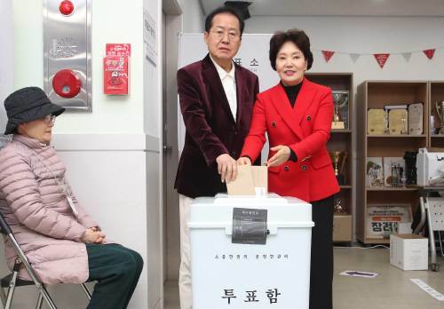 홍준표 대구시장(왼쪽)이 부인 이순삼 여사와 함께 지난 6일 오전 대구 중구 삼덕동 행정복지센터에 마련된 제22대 국회의원 선거 사전투표소에서 투표하고 있다. 뉴스1