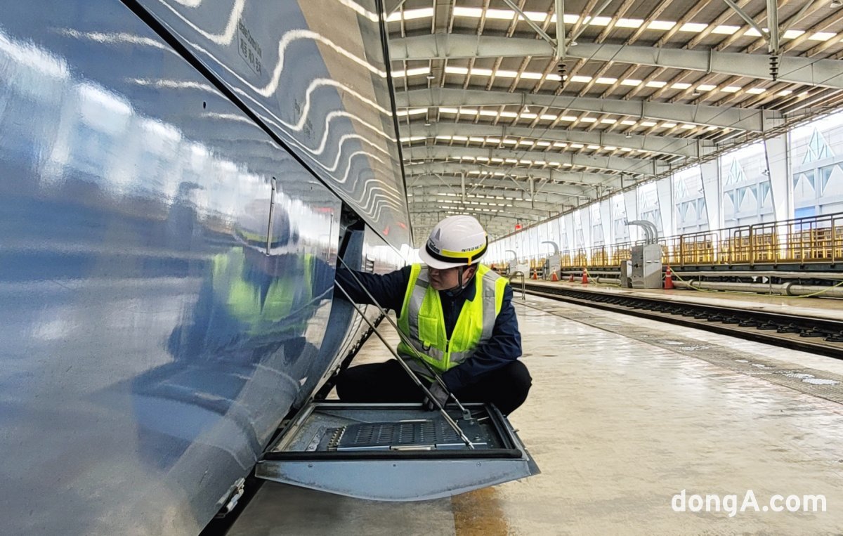 현대로템 직원이 KTX-청룡 철도차량을 점검하고 있다.