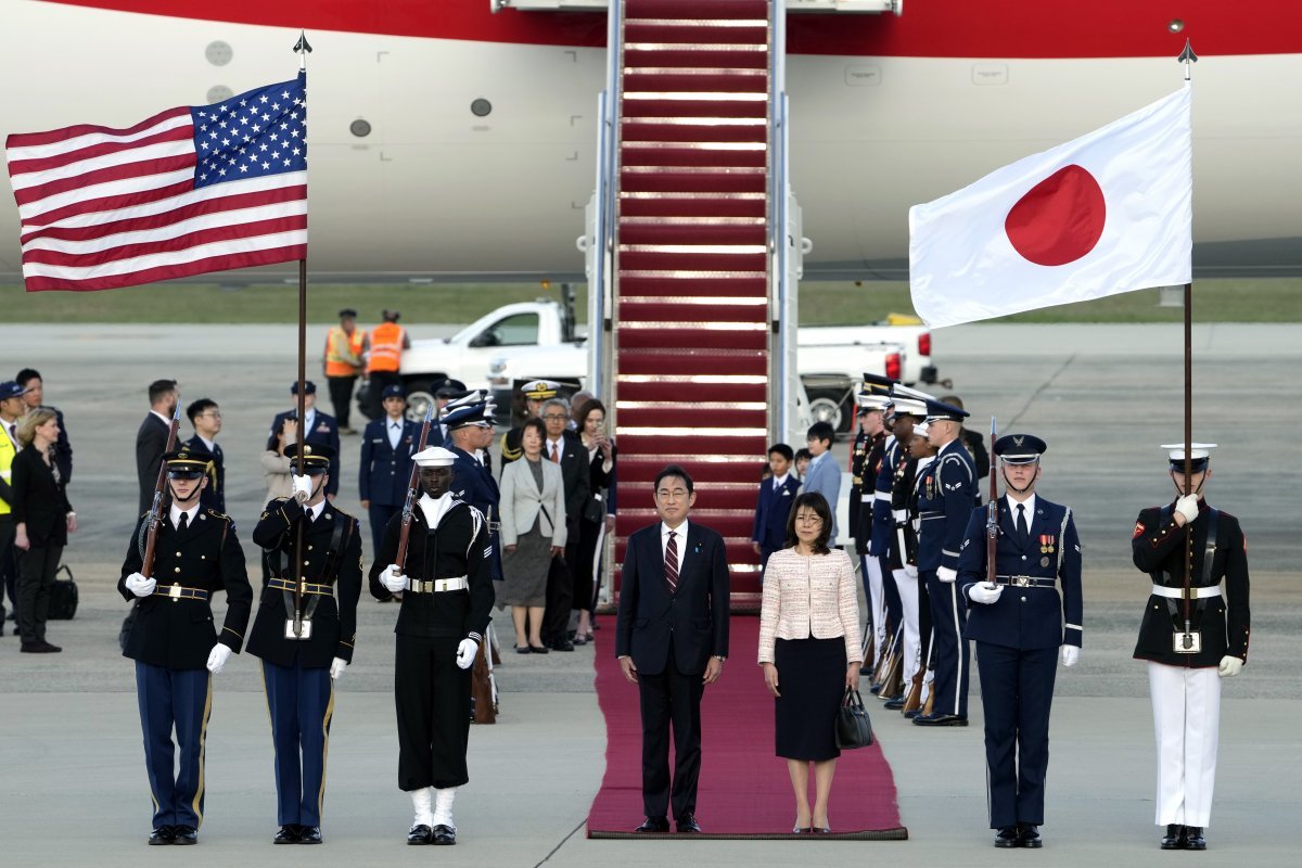日기시다, 美 도착 기시다 후미오 일본 총리(앞줄 왼쪽에서 네 번째)와 부인 유코 여사(앞줄 오른쪽에서 세 번째)가 미일 정상회담을 위해 8일(현지 시간) 미국 워싱턴 인근 앤드루스 공군기지에 도착했다. 워싱턴=AP 뉴시스