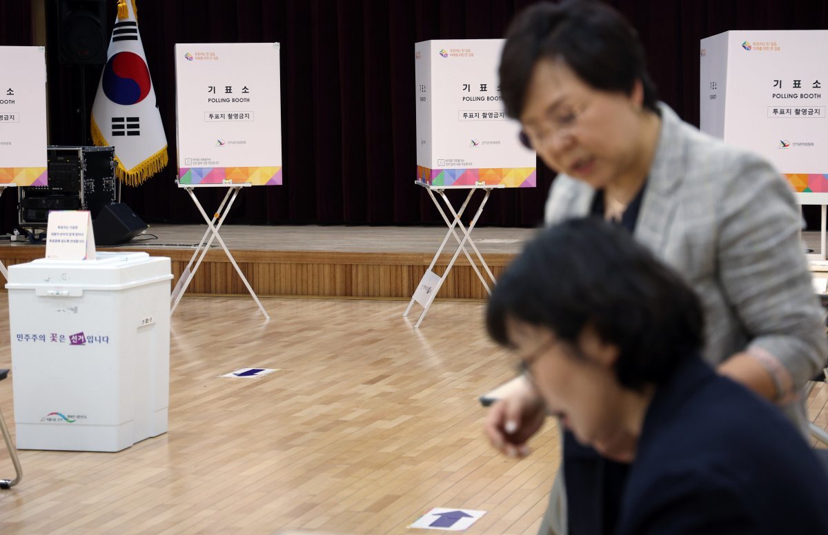 제22대 국회의원선거 본투표를 하루 앞둔 9일 오후 서울 종로구 삼일대로 종로 1234가동 주민센터에 마련된 투표소에서 관계자들이 막바지 점검을 하고 있다. 2024.4.9. 뉴스1