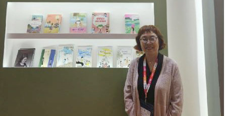 8일(현지 시간) 이탈리아 볼로냐 국제아동도서전에 전시된 본인의 작품들 앞에 서 있는 이금이 작가. 이금이 작가 제공