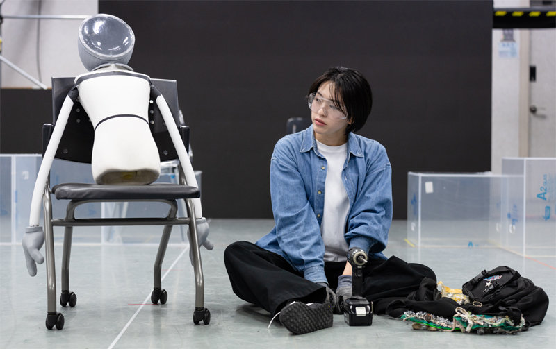 국립극단 연극 ‘천 개의 파랑’은 휴머노이드 기수 역할의 주인공 콜리(왼쪽)를 실제 로봇 배우가 연기하기로 하면서 화제가 된 작품이다. 사진은 로봇 제작 전, 콜리 모형을 두고 연습하고 있는 모습. 국립극단 제공