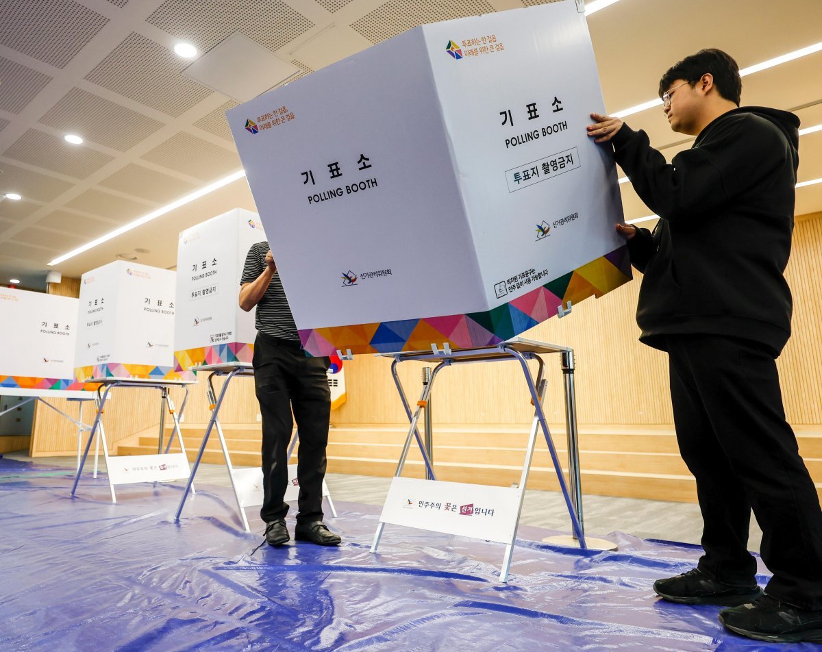 22대 총선을 하루 앞둔 9일 서울 영등포구 대림동 YDP미래평생학습관에 선거사무원들이 기표소를 설치하고 있다. 기표소 설치가 
끝나면 투표소 출입은 통제되며, 투표가 시작되기 전 선거사무원들이 먼저 투표소 이상 유무를 점검한다. 뉴시스