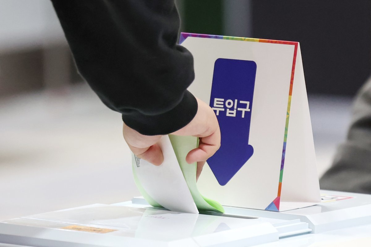 제22대 국회의원선거 투표일을 맞은 10일 오전 서울 강북구 수유중앙시장 상가에 마련된 수유3동 제4투표소에서 유권자들이 투표를 하고 있다. 2024.4.10. 뉴스1