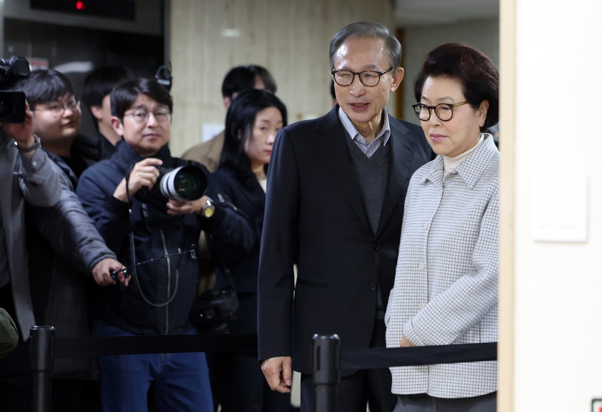 이명박 전 대통령과 부인 김윤옥 여사가 10일 오전 서울 국민연금공단서울남부지역본부에 마련된 논현1동 제3투표소에서 투표를 하기 위해 이동하고 있다. 2024.4.10/뉴스1