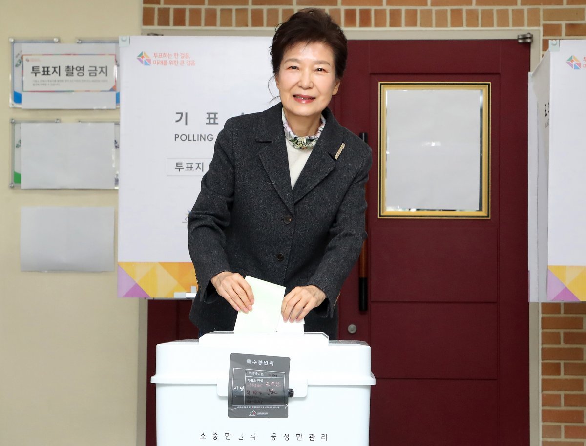 박근혜 전 대통령이 제22대 국회의원 선거일인 10일 오전 대구 달성군 유가읍 대구비슬초등학교에 마련된 유가읍 제3투표소에서 투표하고 있다. 2024.4.10. 뉴스1