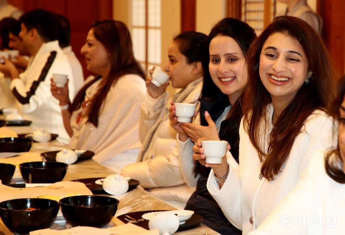 인도 글로벌 리더  YPO 회원 부인들이 진관사 함월당에서 웰컴 드링크를 마시며 웃고 있다.  전영한 기자 scoopjyh@donga.com