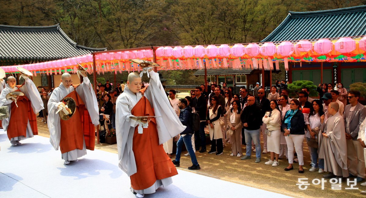 진관사 비구니 스님들의 관욕쇠바라를 참가자들이 관람하고 있다. 전영한 기자 scoopjyh@donga.com