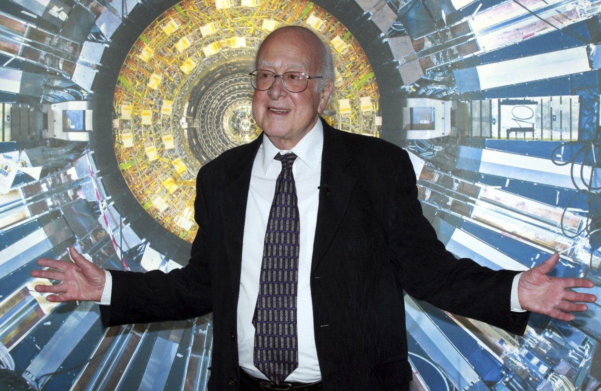 2013년 12월 영국 런던 과학박물관을 찾은 피터 힉스 에든버러대 명예교수의 생전 모습. 8일(현지 시간) 향년 94세로 별세한
 힉스 교수는 1964년 ‘신의 입자’로 불리는 힉스 입자의 존재를 예측해 2013년 노벨 물리학상을 받았다. 런던=AP 뉴시스