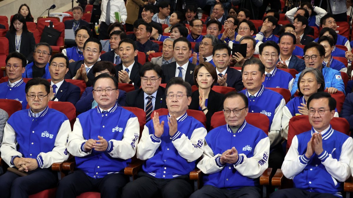 이재명 더불어민주당 대표, 이해찬·김부겸 상임공동선거대책위원장 등 당 지도부가 10일 오후 서울 여의도 국회 의원회관에 마련된 제22대 국회의원선거(총선) 민주당 개표 상황실에서 방송사 출구조사 결과를 지켜보며 환호하고 있다. 2024.4.10 사진공동취재단