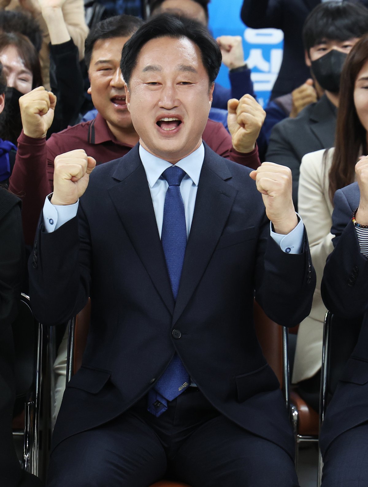 출구조사 결과에 기뻐하는 더불어민주당 김준혁 후보(경기 수원정). 뉴시스