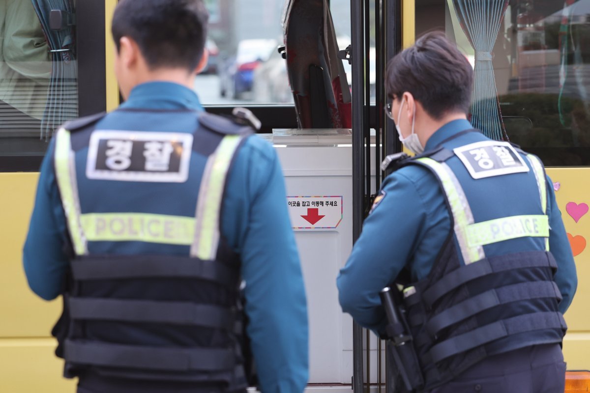 제22대 국회의원 선거가 종료된 10일 오후 서울 송파구 송파책박물관에 마련된 투표소에서 경찰 관계자가 투표함 회송차량에 탑승하고 있다. 뉴시스