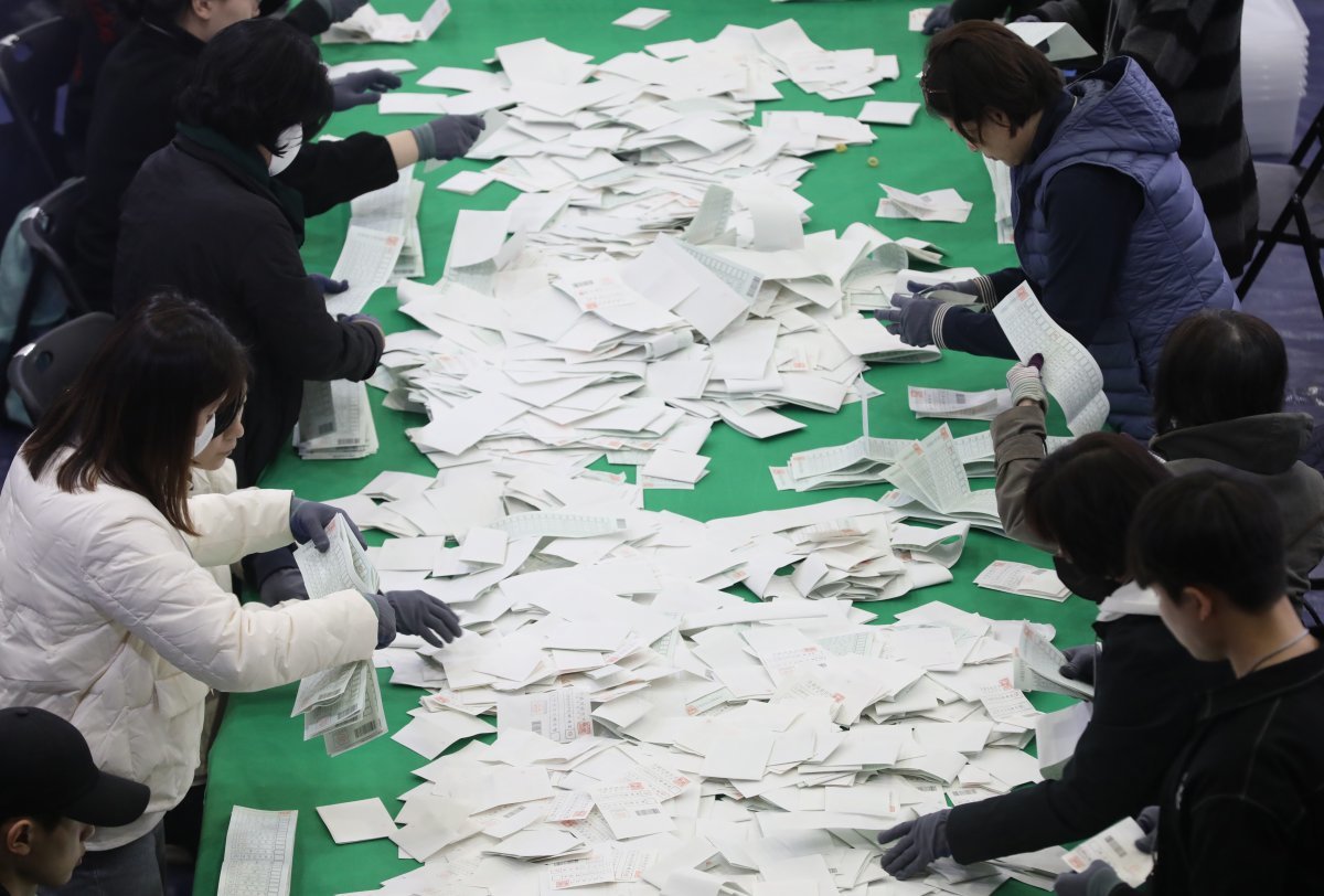 제22대 국회의원 선거 투표가 종료된 10일 오후 부산 남구 부경대학교 대연캠퍼스 체육관에 마련된 개표소에서 개표사무원들이 투표지 분류 작업을 하고 있다. 2024.4.10/뉴스1