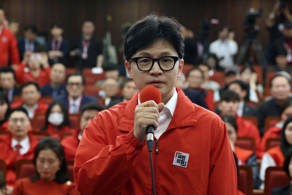 한동훈 국민의힘 총괄선대위원장이 10일 서울 여의도 국회도서관에 마련된 국민의힘 총선 개표상황실에서 개표방송을 지켜본 뒤 발언하고 있다. (공동취재) 2024.4.10