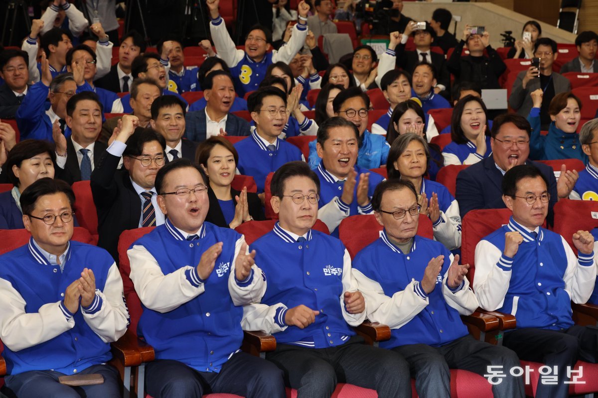 더불어민주당 이재명 대표(앞줄 가운데)와 이해찬·김부겸 상임공동선거대책위원장 등 당 지도부가 10일 오후 서울 영등포구 여의도 
국회 의원회관에 마련된 개표 상황실에서 방송사 출구조사 결과를 지켜보며 환호하고 있다. 송은석 기자 
silverstone@donga.com