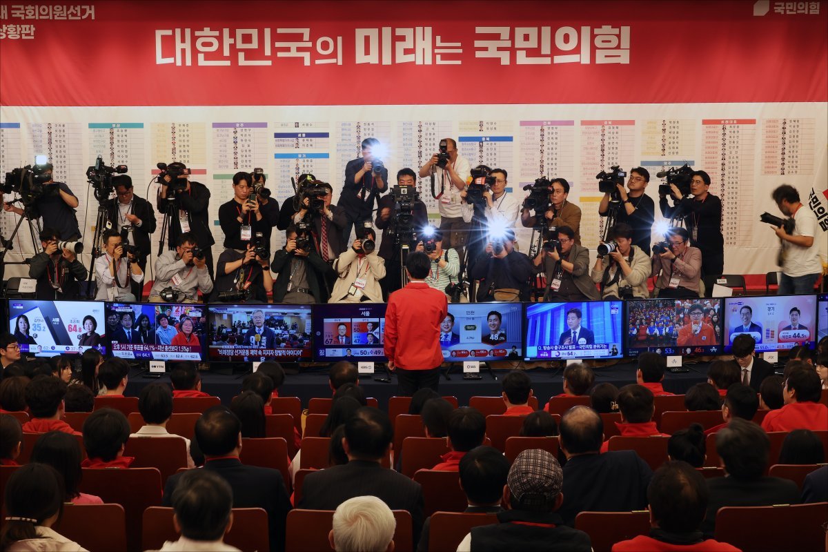 한동훈 국민의힘 비상대책위원장이 10일 오후 서울 여의도 국회도서관 대강당에 마련된 국민의힘 제22대 국회의원선거 개표상황실에서 출구조사 시청 후 입장을 발표하고 있다. (공동취재) 2024.4.10/뉴스1 ⓒ News1