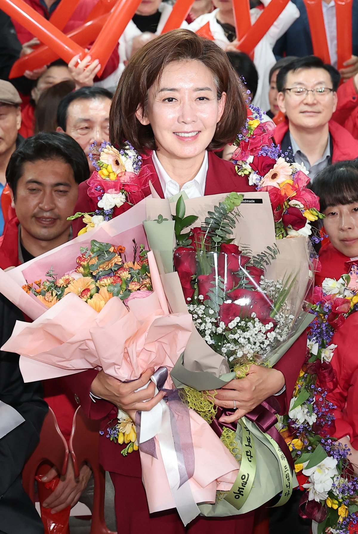 국민의힘 서울 동작을 나경원 후보가 11일 자신의 선거사무소에서 당선이 확실시되자 꽃다발을 들고 기뻐하고 있다. 뉴스1
