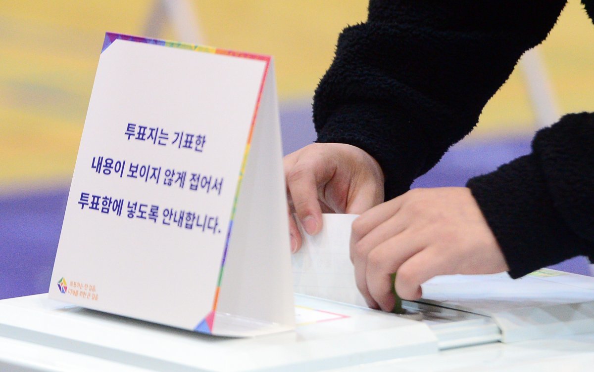 제22대 국회의원 선거 본투표날인 10일 광주 서구 상무고등학교에 마련된 투표소에서 유권자들이 투표용지를 투표함에 넣고 있다. 2024.4.10.뉴스1