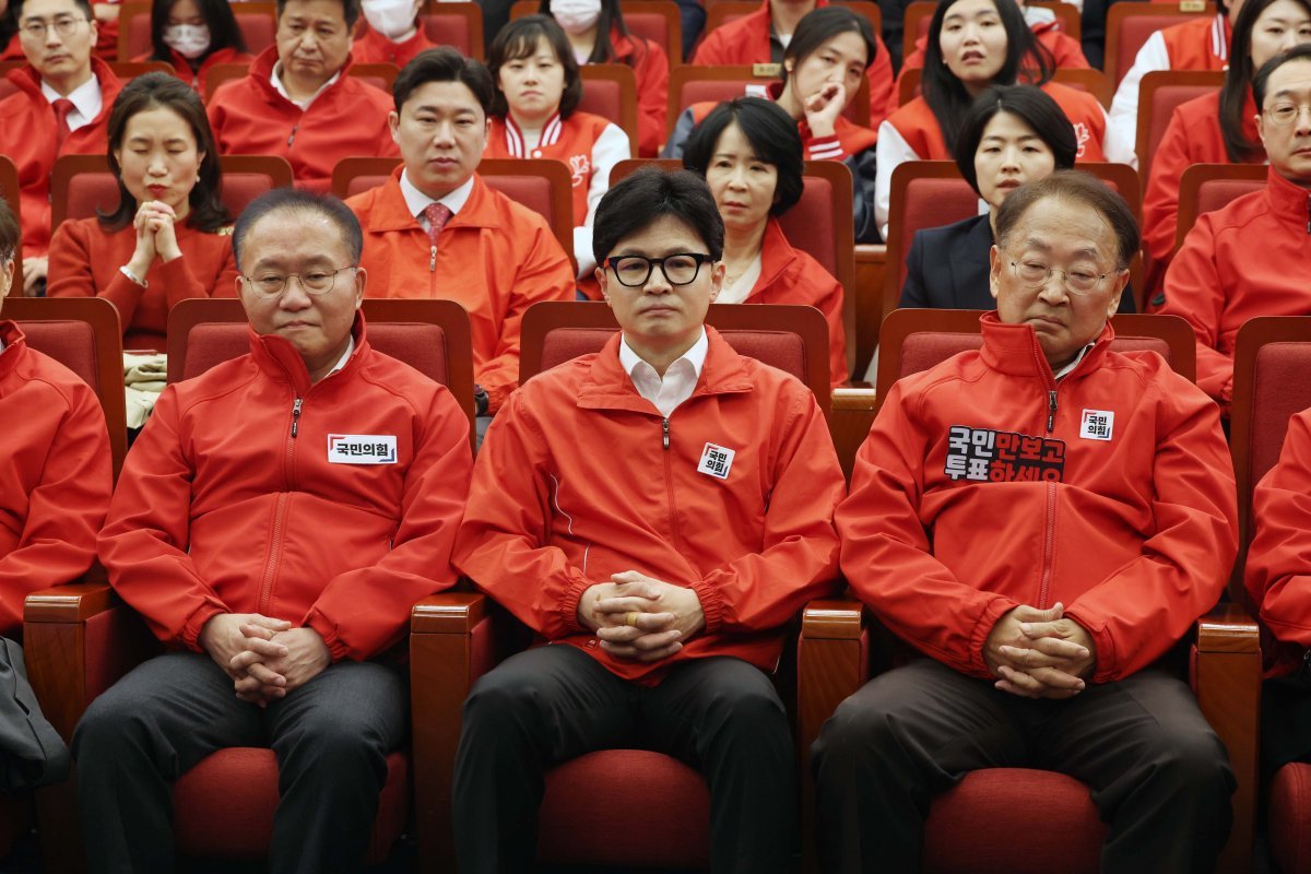 한동훈 국민의힘 총괄선대위원장이 10일 서울 여의도 국회도서관에 마련된 국회의원선거 개표상황실에서 방송사 출구조사 결과 발표를 보고 있다. 2024.4.10 사진공동취재단