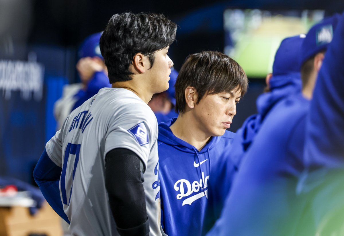 20일 오후 서울 고척스카이돔에서 미국프로야구(MLB) 공식 개막전 LA 다저스와 샌디에이고 파드리스 1차전 경기에서 LA 다저스 오타니 쇼헤이와 통역사 미즈하라 잇페이가 경기를 지켜보고 있다. (공동취재) 2024.03.22.뉴스1